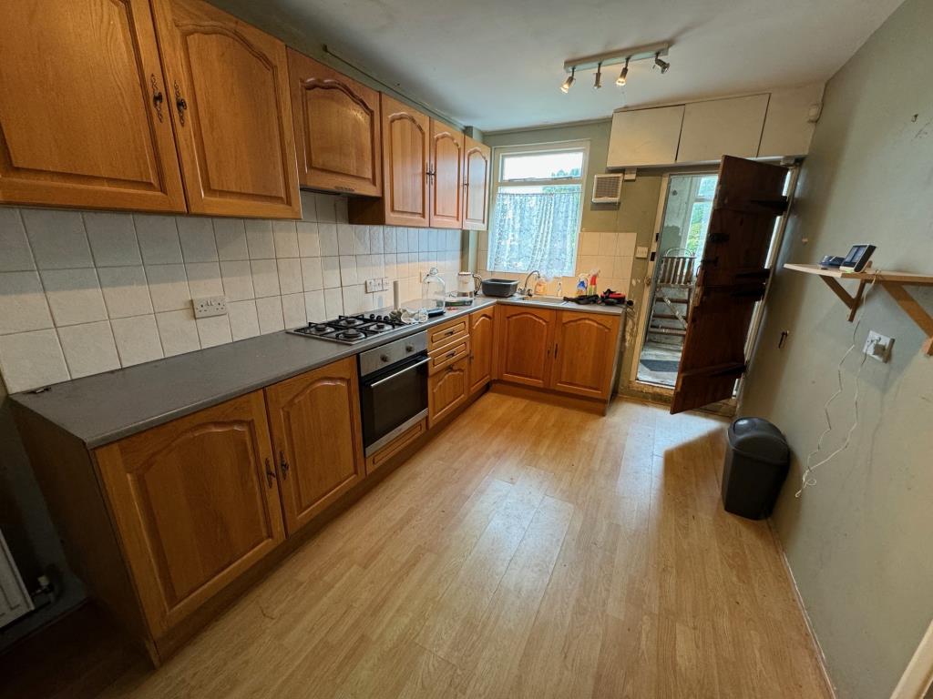 Lot: 106 - PERIOD COTTAGE FOR IMPROVEMENT - Kitchen
